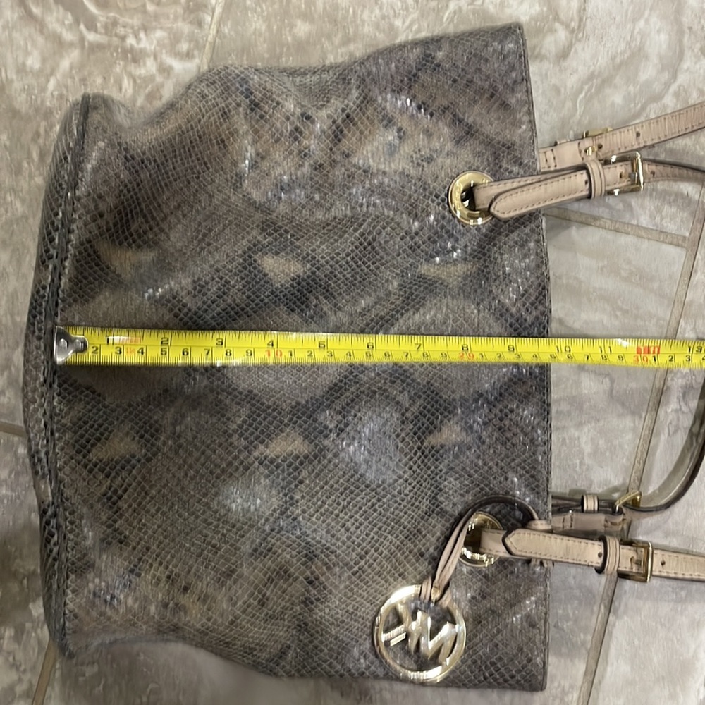 Michael Kors Jet Set Taupe Embossed Leather Shoulder Pocket Tote Bag‎ - Picture 13 of 14